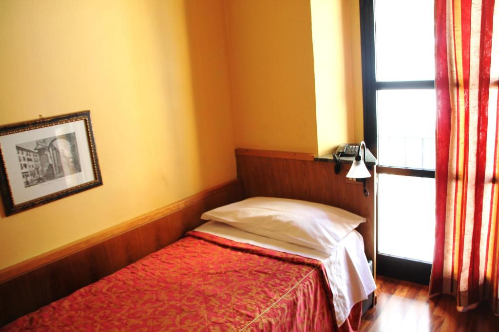 Postel nebo postele na pokoji v ubytování Hotel Vecchia Milano