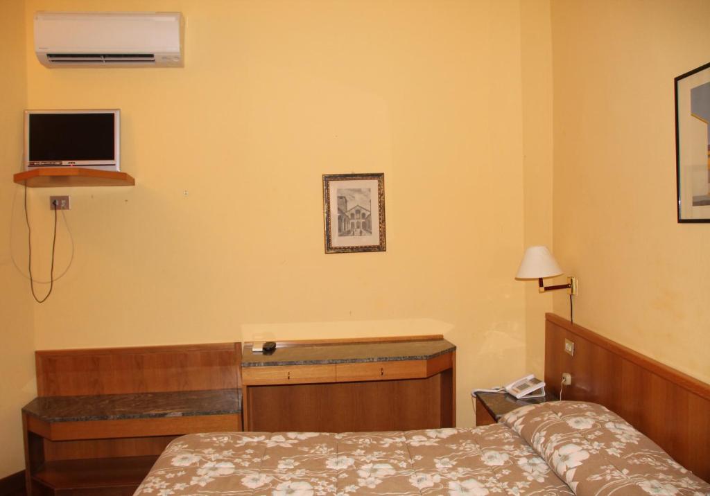 Postel nebo postele na pokoji v ubytování Hotel Vecchia Milano
