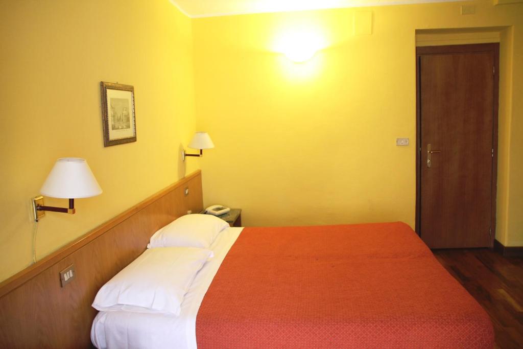 Postel nebo postele na pokoji v ubytování Hotel Vecchia Milano