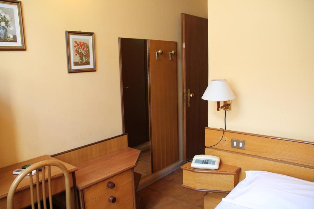 Postel nebo postele na pokoji v ubytování Hotel Vecchia Milano