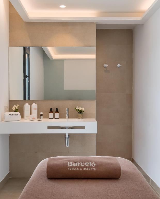 Postel nebo postele na pokoji v ubytování Barceló Nura