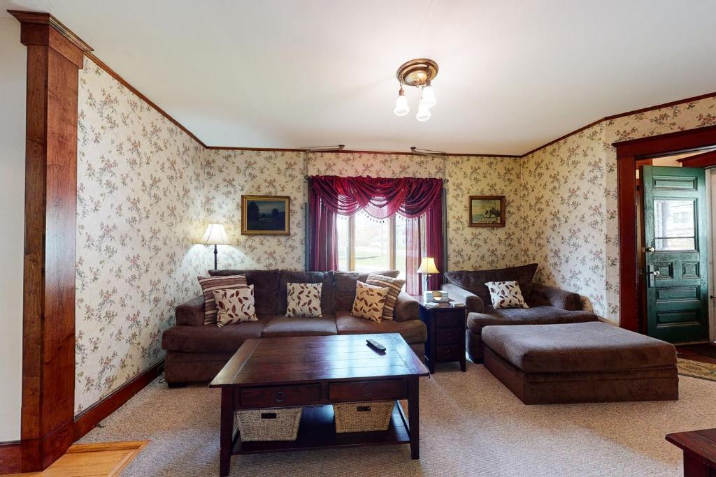 約克的住宿－The Victorian，客厅配有沙发和桌子