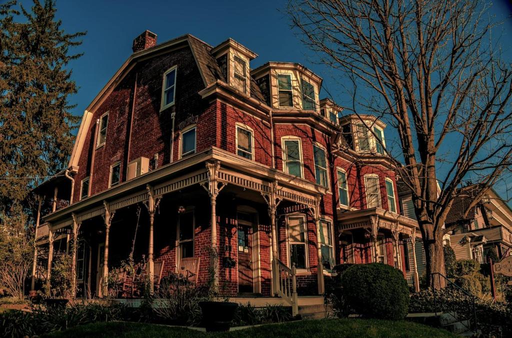 una gran casa de ladrillo rojo con un árbol en Brickhouse Inn B&B en Gettysburg