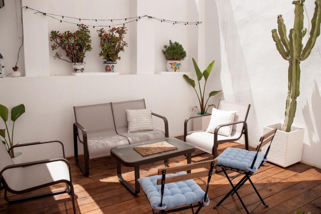 a living room with chairs and a couch and a table at EL Paso in Alicante