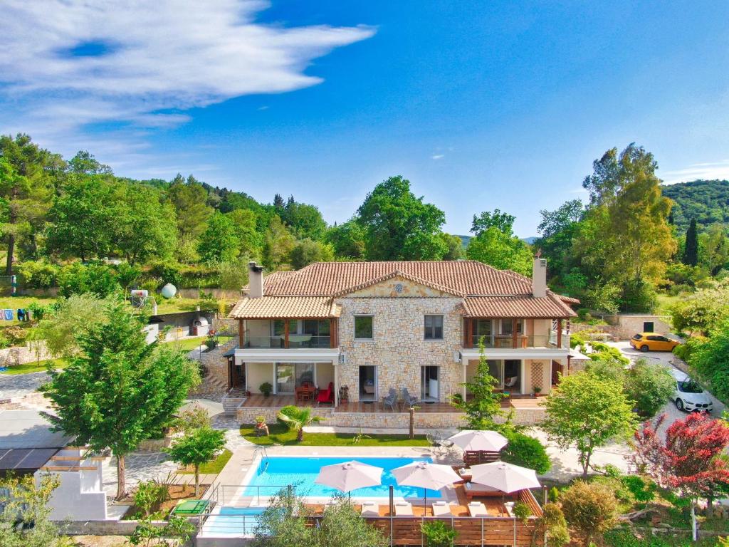 una vista aérea de una casa con piscina en The Stone Villas en Áno Korakiána