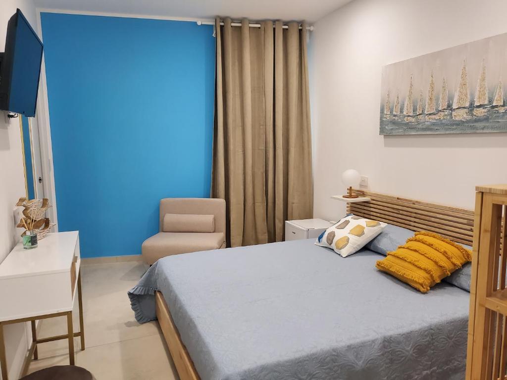 1 dormitorio pequeño con 1 cama y 1 silla en A' Treglia B&B en Santa Maria di Castellabate