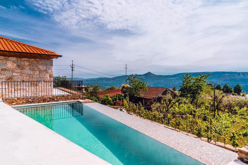einen Pool in einer Villa mit Aussicht in der Unterkunft A Casa dos Avós in Celorico de Basto