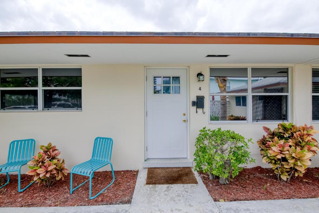 dos sillas azules sentadas frente a una casa en Coconut Grove, en Riviera Beach