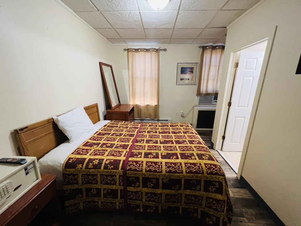 ein Schlafzimmer mit einem Bett in einem Zimmer in der Unterkunft Haiban Inn Jersey City in Jersey City