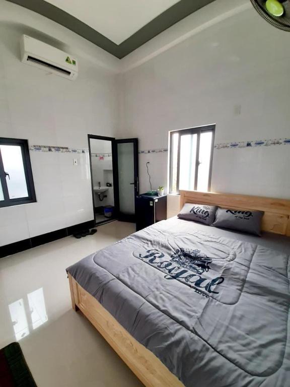 een slaapkamer met een groot bed in een kamer bij Homestay Khánh Hưng - Đảo Phú Quý - Bình Thuận in Cu Lao Thu