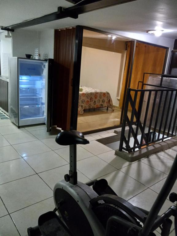 Habitación con una habitación con cama y cinta de correr en cerca al aeropuerto, toma de fotos huellas visa embajada eeuu 700, en Bogotá