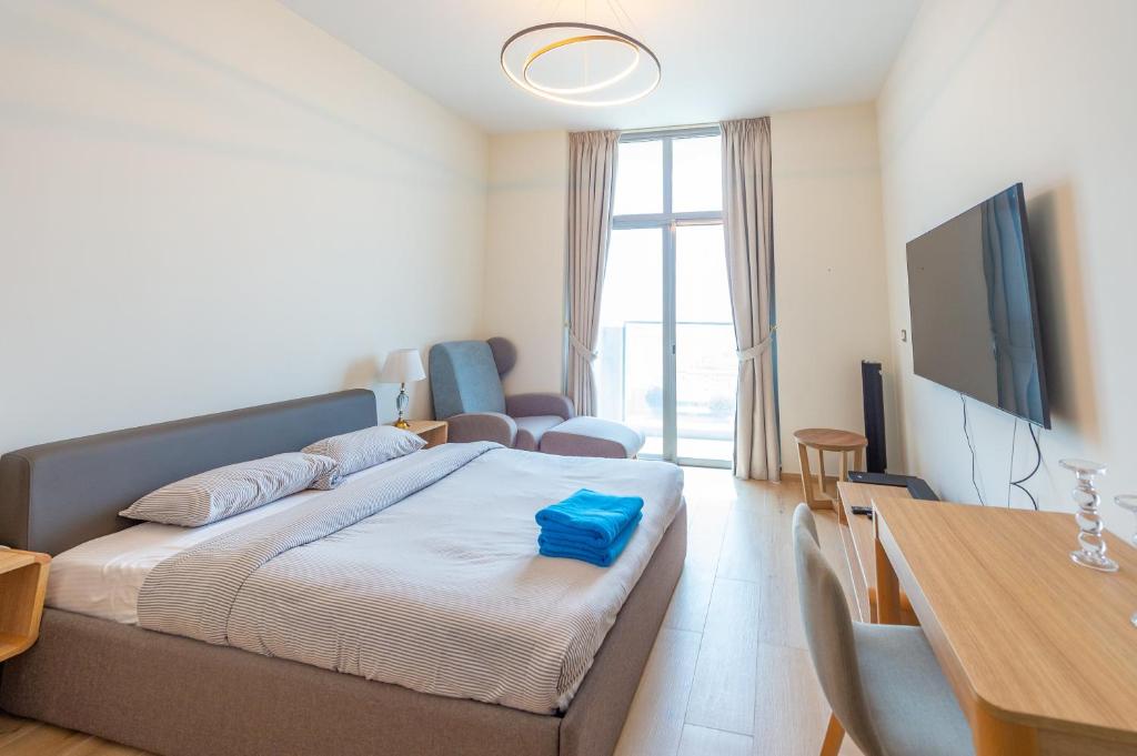 TV a/nebo společenská místnost v ubytování Luxury Escapes - Cozy Studio In front of Metro Stn - Access to Gym & Pool - Aura Azizi