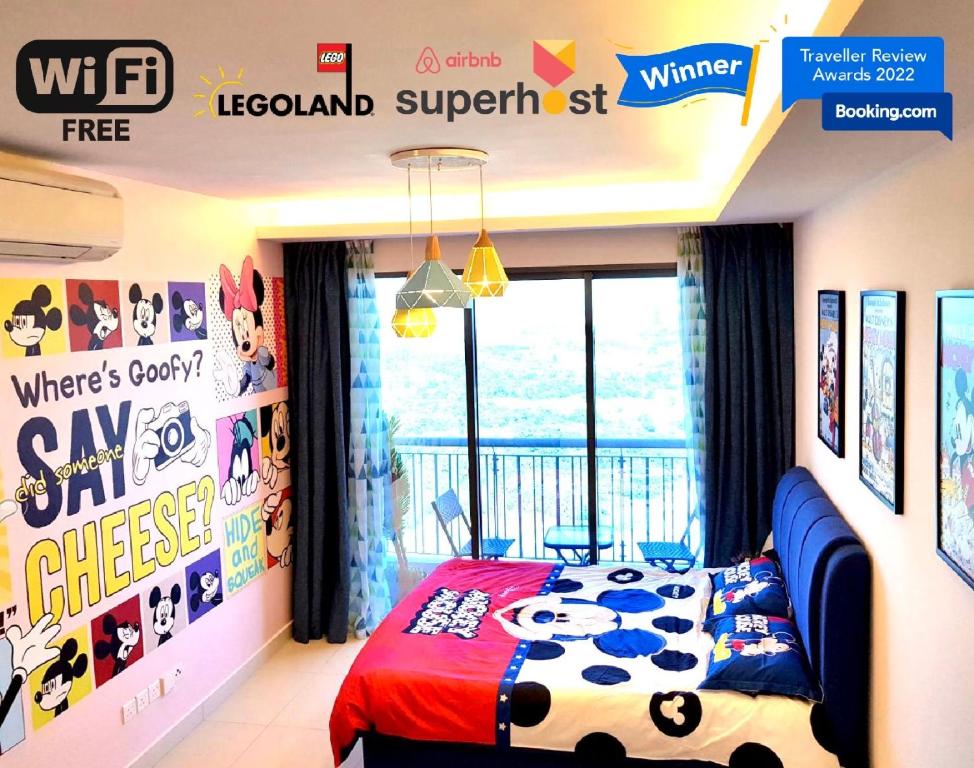 een slaapkamer met een bed in een kamer bij 1-4pax Mickey Mouse 1bedrm at Puteri Harbour, Teega Suite in Nusajaya