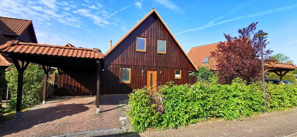 ein großes Holzhaus mit braunem Dach in der Unterkunft Ferienhaus Heidegeist in Soltau