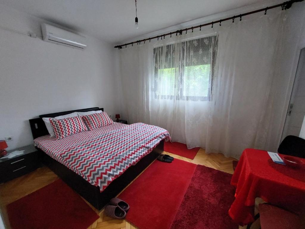 Postel nebo postele na pokoji v ubytování Airport home Radinovic