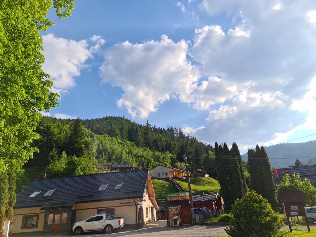 ein Auto, das auf einem Parkplatz neben einem Gebäude parkt in der Unterkunft Pension St. Maria in Staré Hory