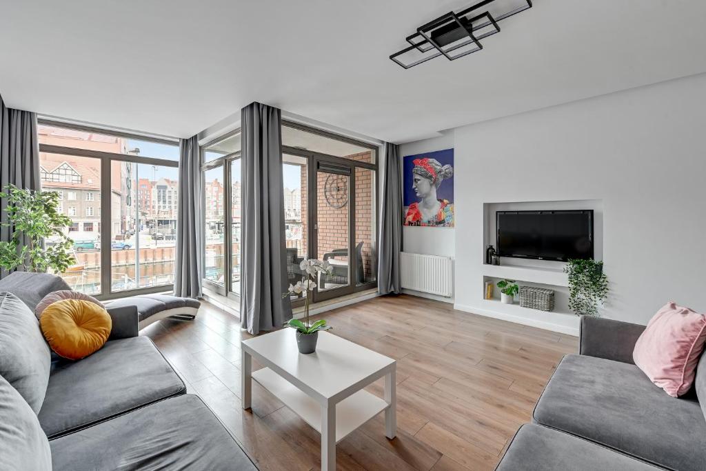 TV&#47;Unterhaltungsangebot in der Unterkunft Waterlane Riverside - SPA, Pool, Gym &amp; Parking by Downtown Apartments
