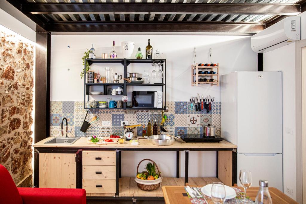 カステッランマーレ・デル・ゴルフォにあるCASTELLAMMARE 51の小さなキッチン(カウンター、冷蔵庫付)