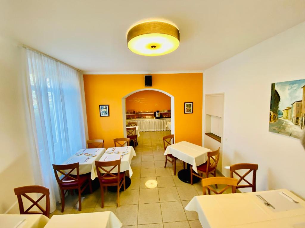 Uma cama ou camas num quarto em Hotel Garni dei fiori