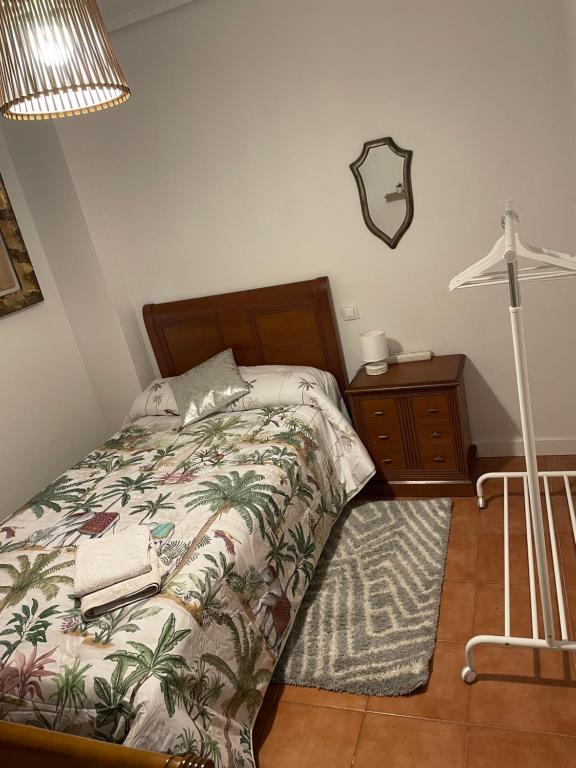 - une chambre avec un lit et une lampe dans l'établissement A 10 minutos de las playas 1, à Puente Arce