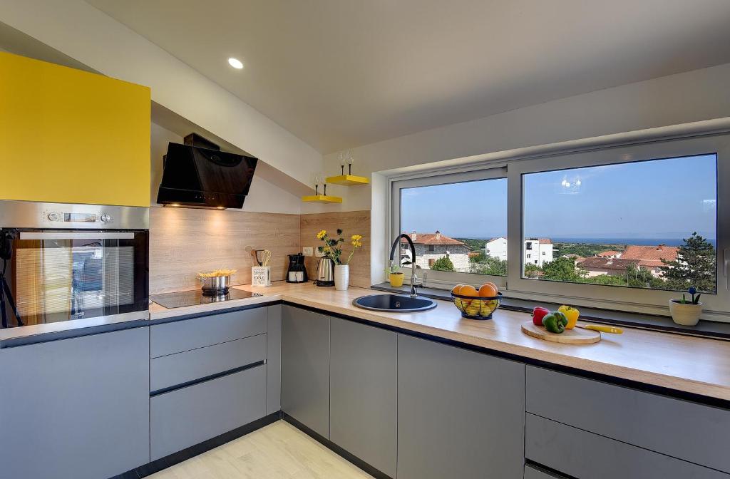 Dapur atau dapur kecil di Apartments Lidija