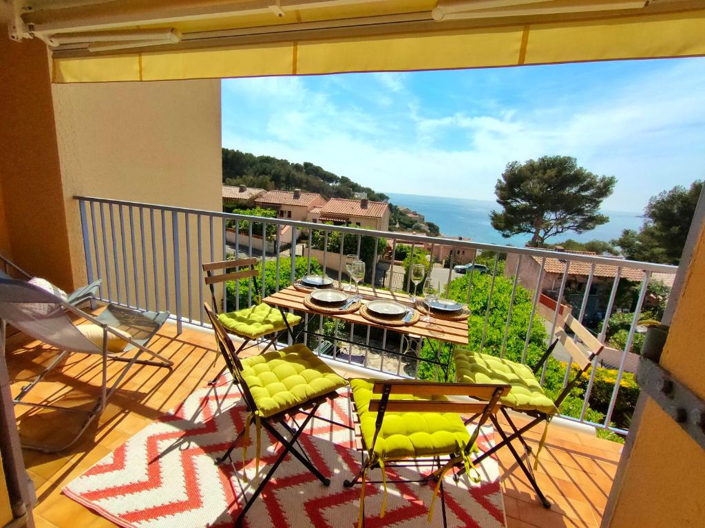 Photo de la galerie de l'établissement Appartement avec terrasse vue mer, proximité plage, place parking, à Sanary-sur-Mer