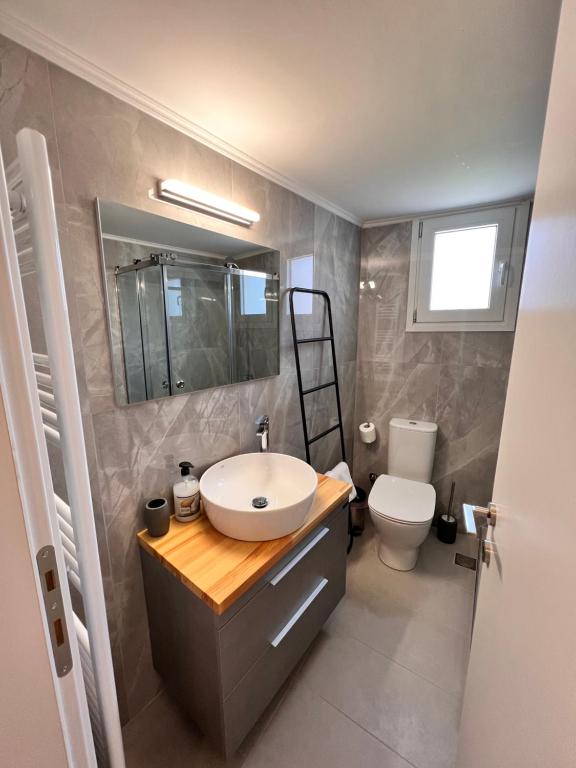 łazienka z umywalką i toaletą w obiekcie Fays luxury apartments by the sea w mieście Finikounda