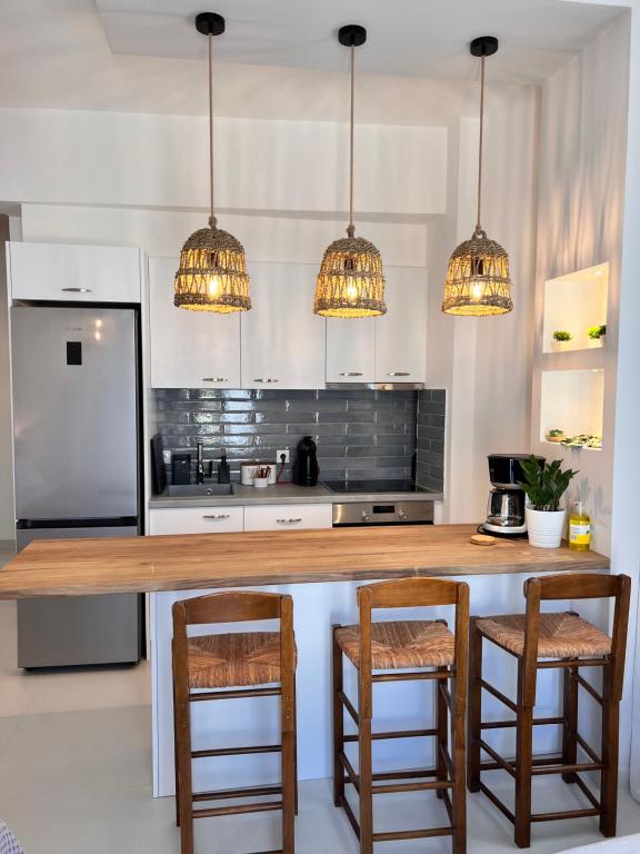 Kuchnia lub aneks kuchenny w obiekcie Fays luxury apartments by the sea
