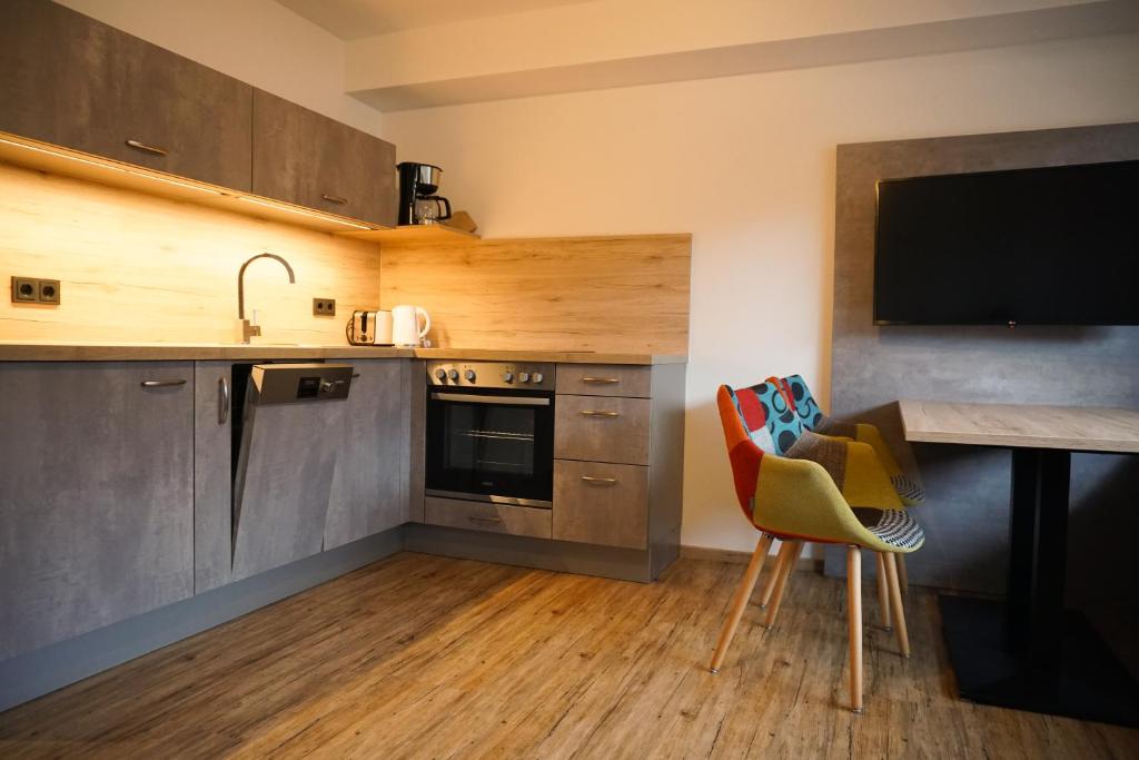 Kuchyň nebo kuchyňský kout v ubytování Hotel verWeiler