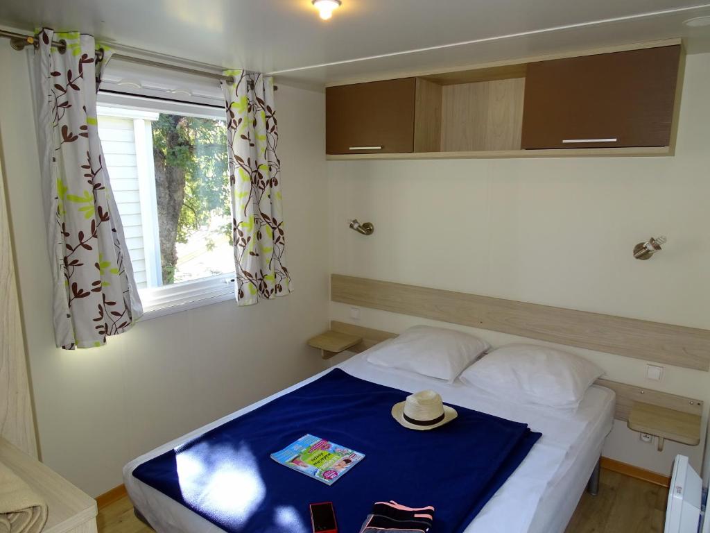 Postel nebo postele na pokoji v ubytování Camping de la Treille