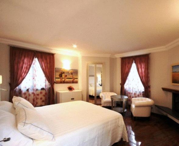 Postel nebo postele na pokoji v ubytování Sangallo Hotel