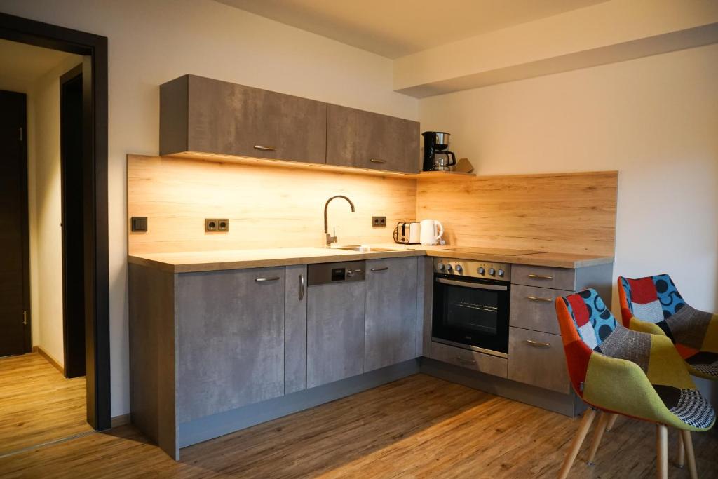Kuchyň nebo kuchyňský kout v ubytování Hotel verWeiler
