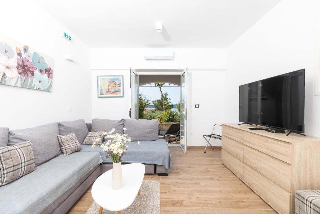 TV a/nebo společenská místnost v ubytování Stella Mare Eco Boutique House