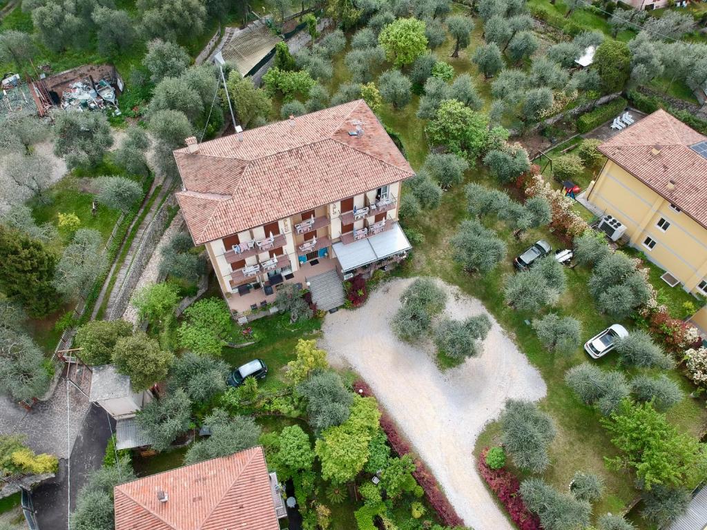 una vista aérea de una casa grande con patio en Hotel Carlo, en Brenzone sul Garda