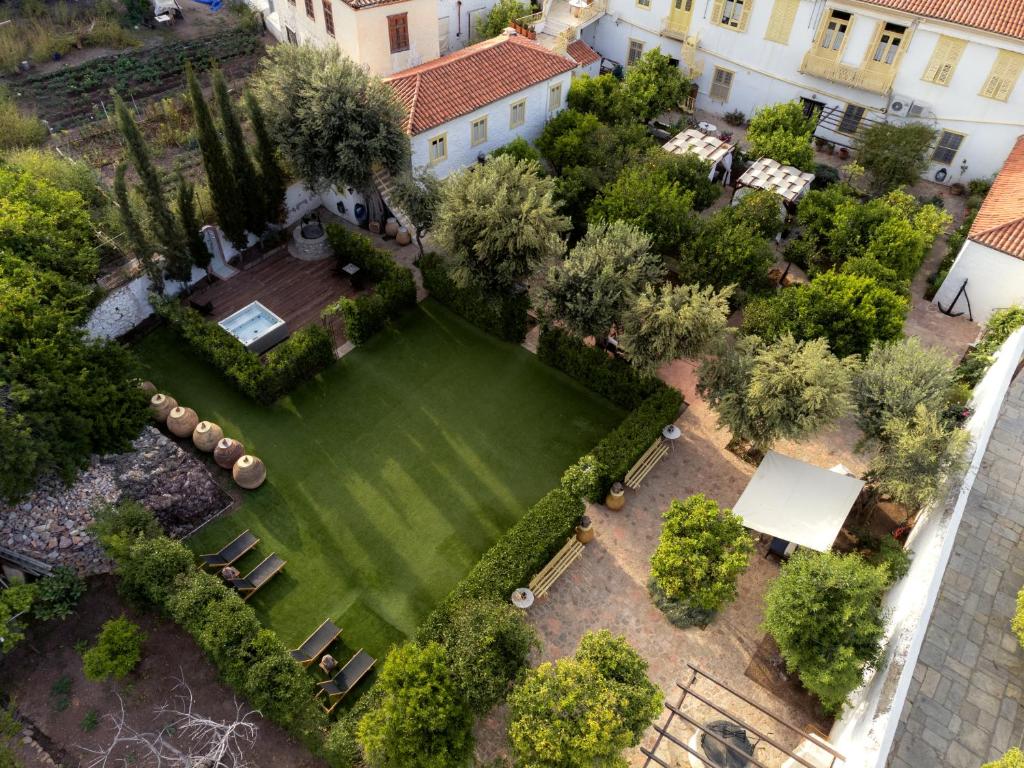 una vista aérea de un jardín con árboles y arbustos en Rafalias Mansion, en Hydra