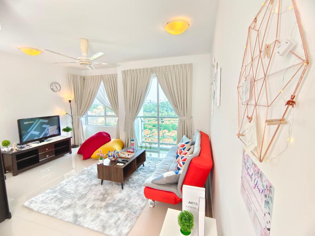 Publika Solaris Dutamas Mont Kiara في كوالالمبور: غرفة معيشة مع أريكة حمراء وتلفزيون
