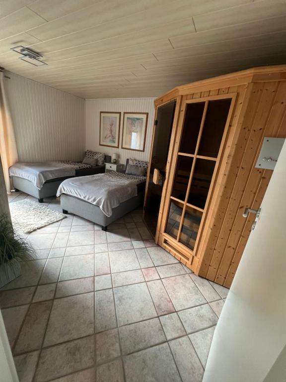 a room with two beds and a window at Achtern Diek in Lembruch