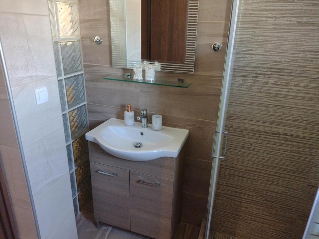 Koupelna v ubytování "Thea" Valis Apartments