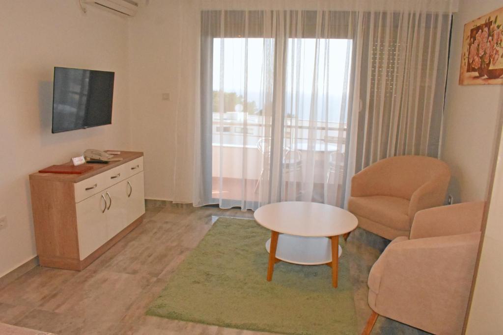 TV a/nebo společenská místnost v ubytování Hotel Freiburg