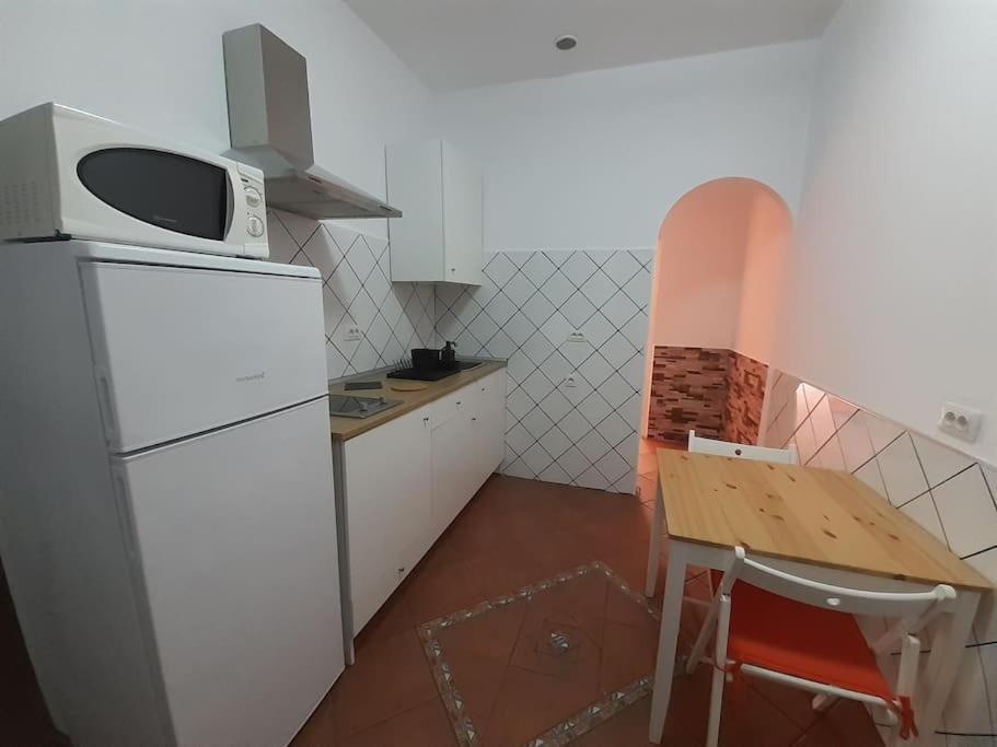 A kitchen or kitchenette at Vv Puerto del Trigo - Sirena