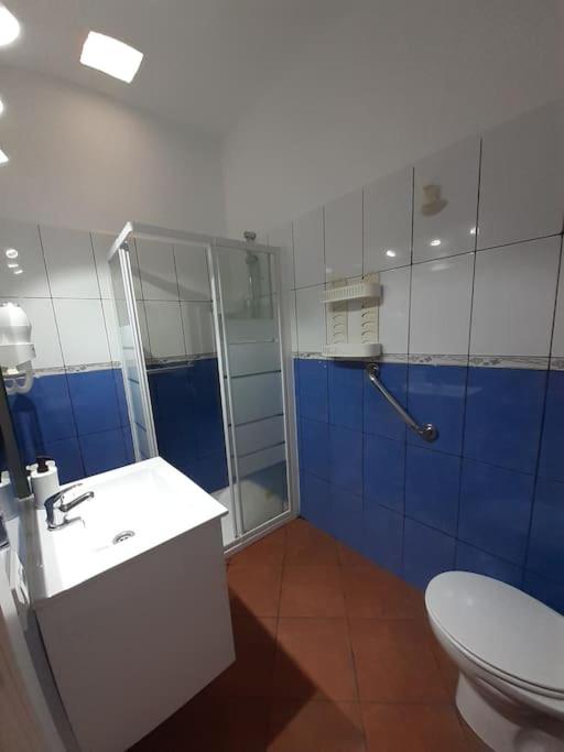 A bathroom at Vv Puerto del Trigo - Sirena