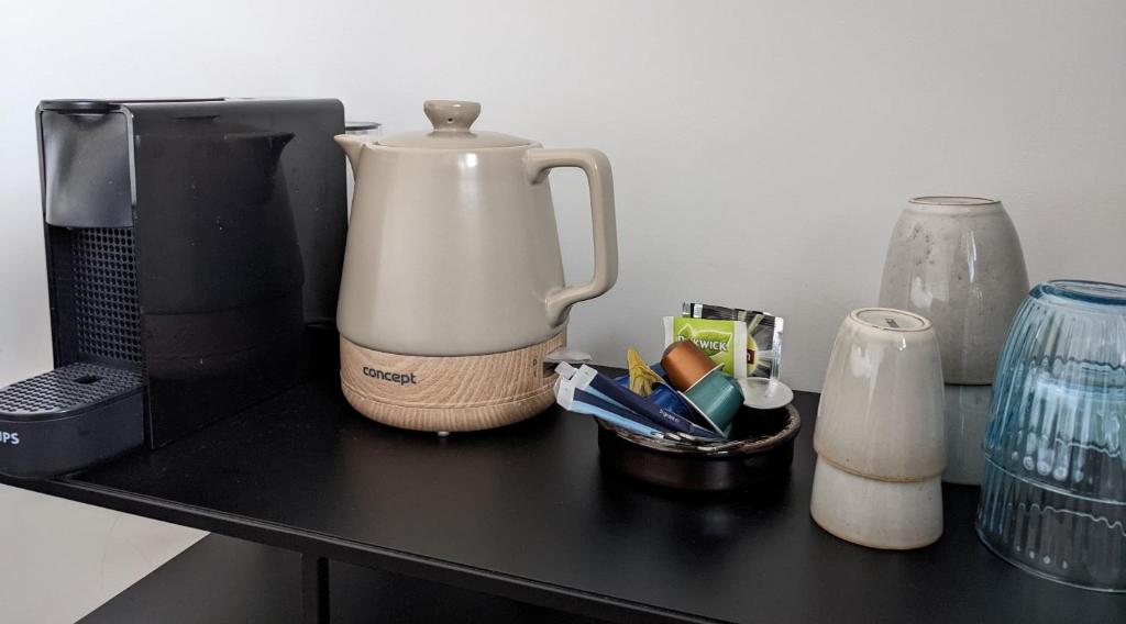 Příslušenství pro přípravu čaje a kávy v ubytování Bed&Bubbels 256