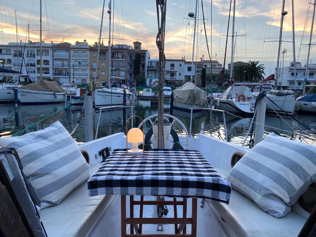 Alójate en un velero en Empuriabrava o regala la experiencia ...