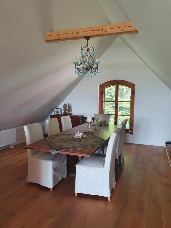 Część wypoczynkowa w obiekcie Sunrise Retreat