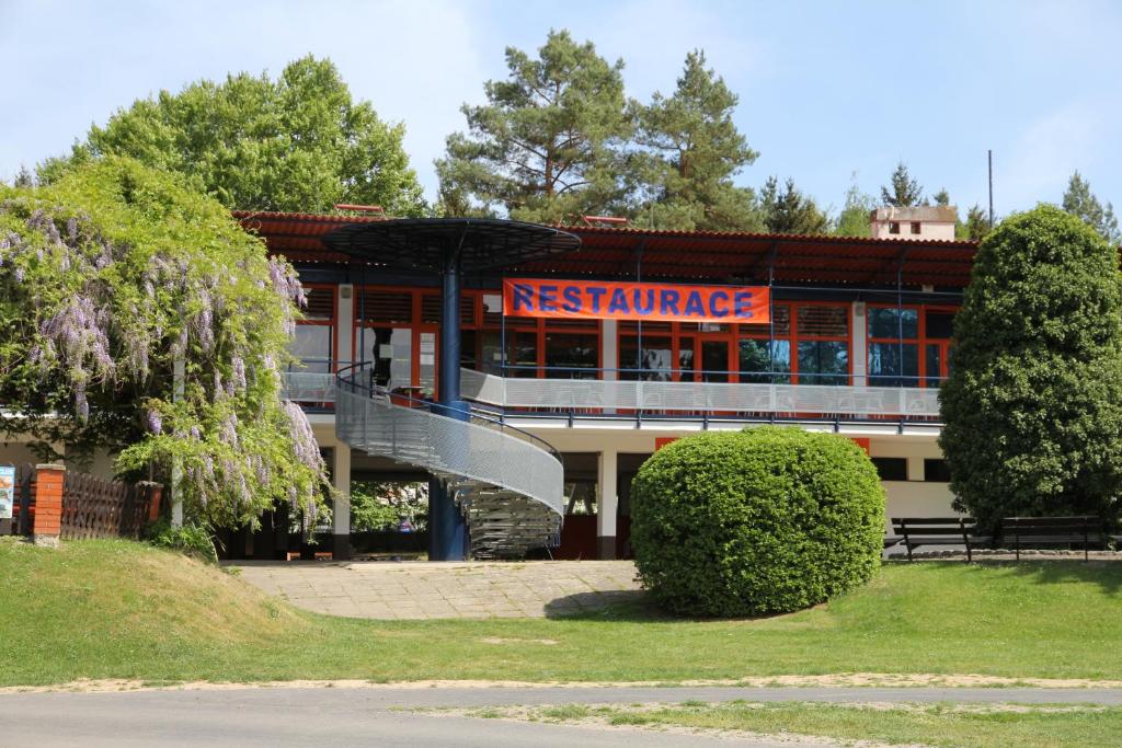 un edificio con una escalera delante de él en Juniorcamp Nová Živohošť, en Křečovice