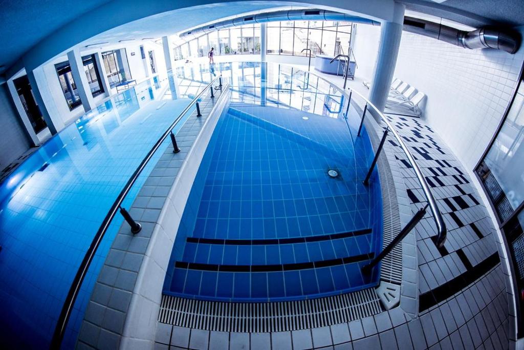 Bazén v ubytovaní Premium Apartment for Old Town & Jewish Quarter plus Pool alebo v jeho blízkosti