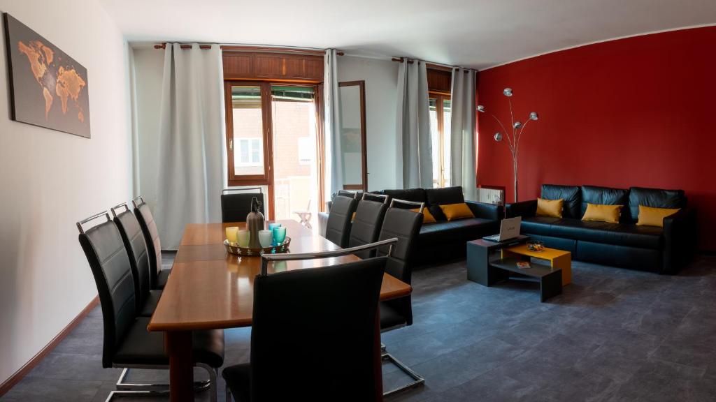 Hotel URBAN B., a living room with a table and a couch at URBAN B. in Bologna