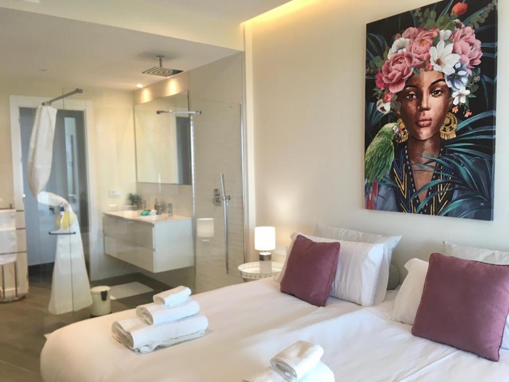 1 dormitorio con 1 cama con una pintura en la pared en Luxury Apartment Juliano - The View Fuengirola en Fuengirola