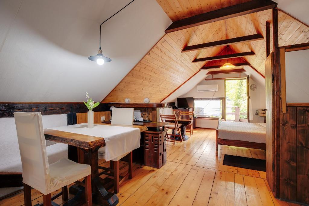 - une cuisine et une salle à manger avec une table et des chaises dans l'établissement Guesthouse Slovin Unique - Rastoke, à Slunj
