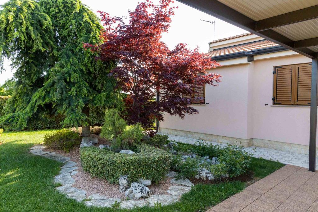 Vonkajšia záhrada v ubytovaní COUNTRY HOUSE NINA